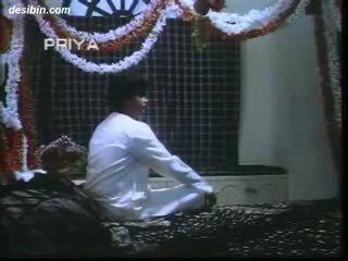 Desi suhaag raat masala וידאו a חם masala וידאו featuring guy unpacking שלו אישה ב ראשון לילה