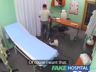 Fake krankenhaus sexy krankenschwester joins die doktor und die cleaner für an erstaunlich dreier
