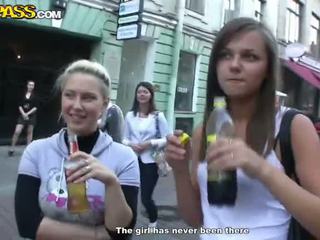Sensuous drunken sweeties expose leur tushes et seins à la fête